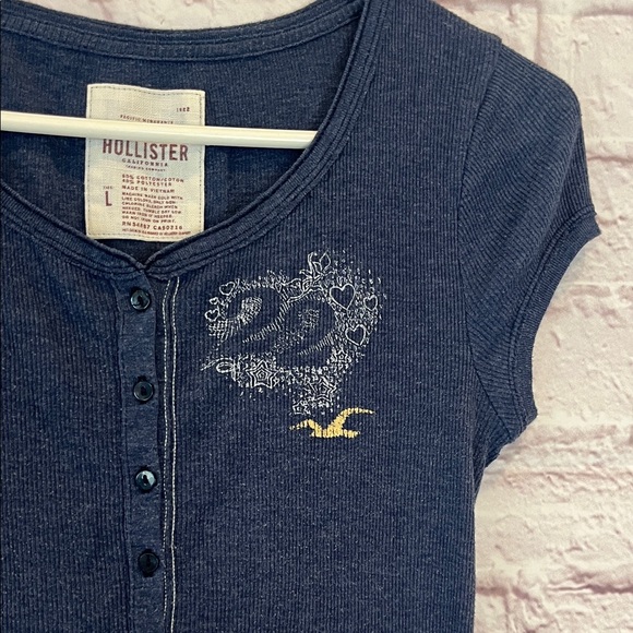Hollister Women's Dark Blue Short Sleeve Tee - Picture 5 of 9